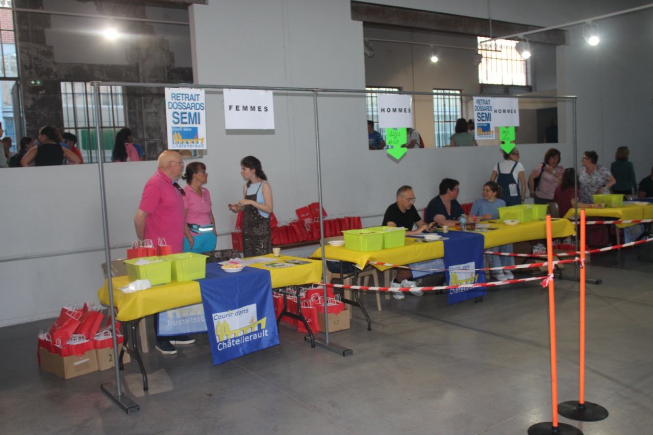 bénévoles organisant les tables pour le retrait des dossards du semi-marathon 2026